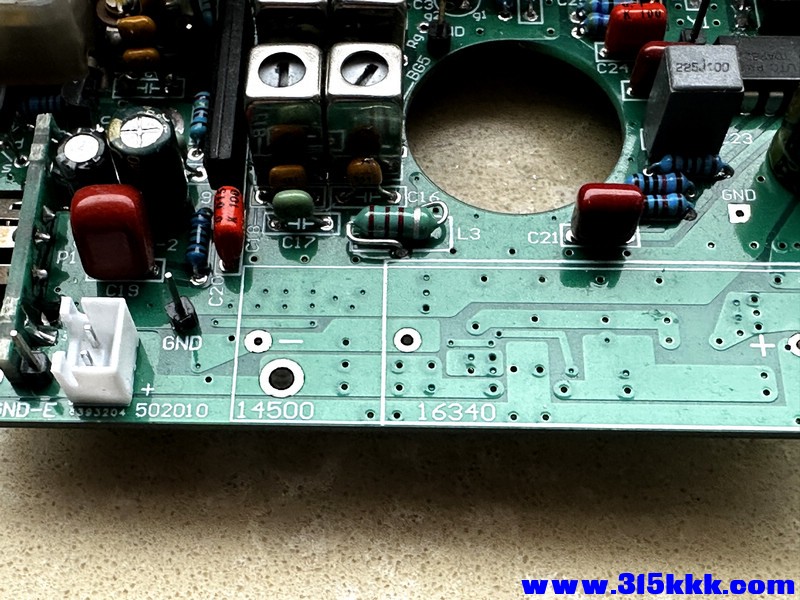 44_PCB正面的電池區.jpg