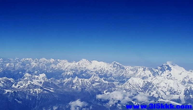 在空中俯瞰喜马拉雅山脉，珠峰在我们的右边.jpg