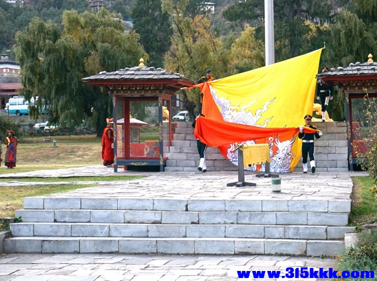 2）卫戍部队警察接收降国旗，神职人站在旁边闲聊天.jpg