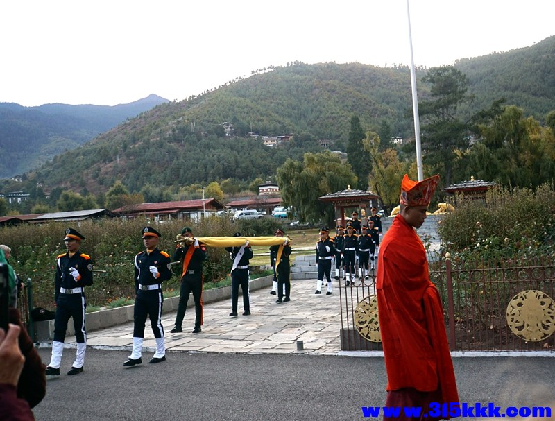 2）警察和神职人一起护着国旗回宫.jpg