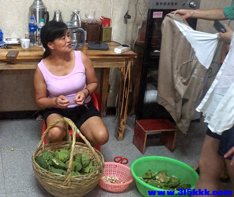 大姐拿衣服要遮住二姑娘半裸的胸部.jpg