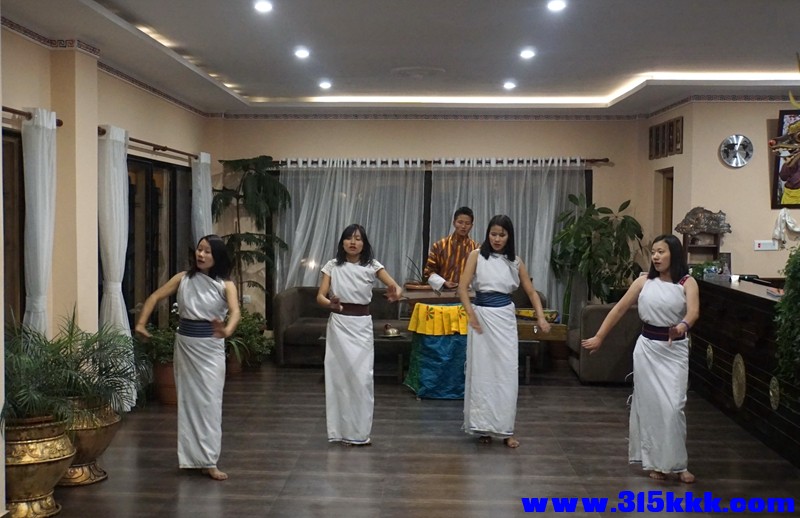 帕罗Paro，Raven nest Resort酒店当地人为游客表演民族歌舞.jpg