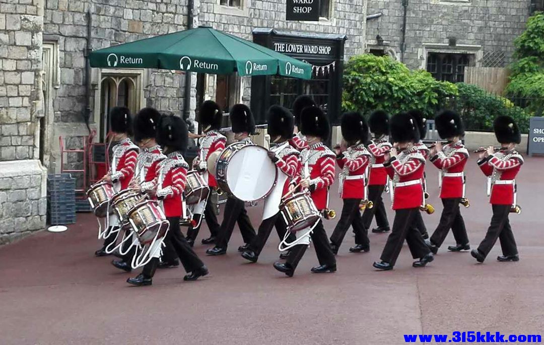 英国皇宫仪仗队.jpg
