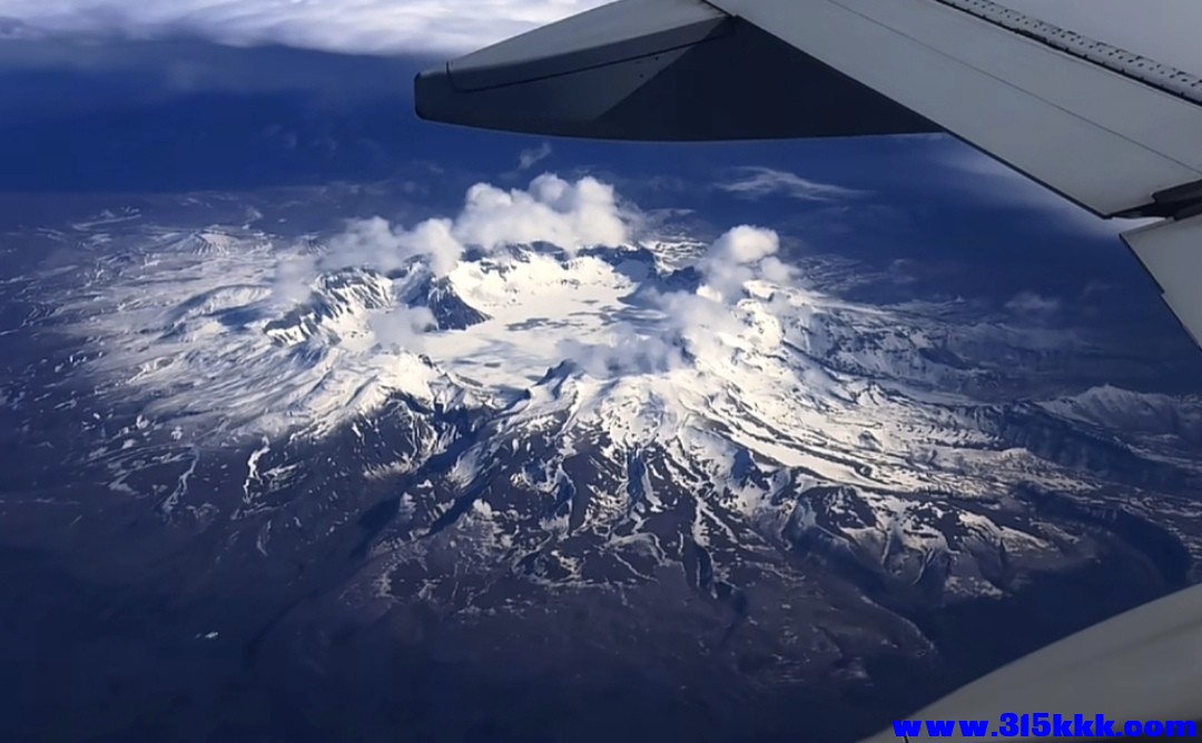 图三：长白山大天池鸟瞰图