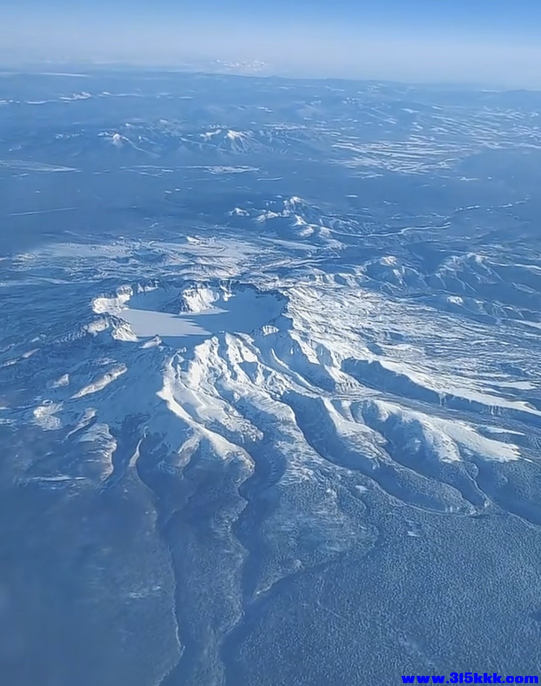 图五：长白山大天池鸟瞰图