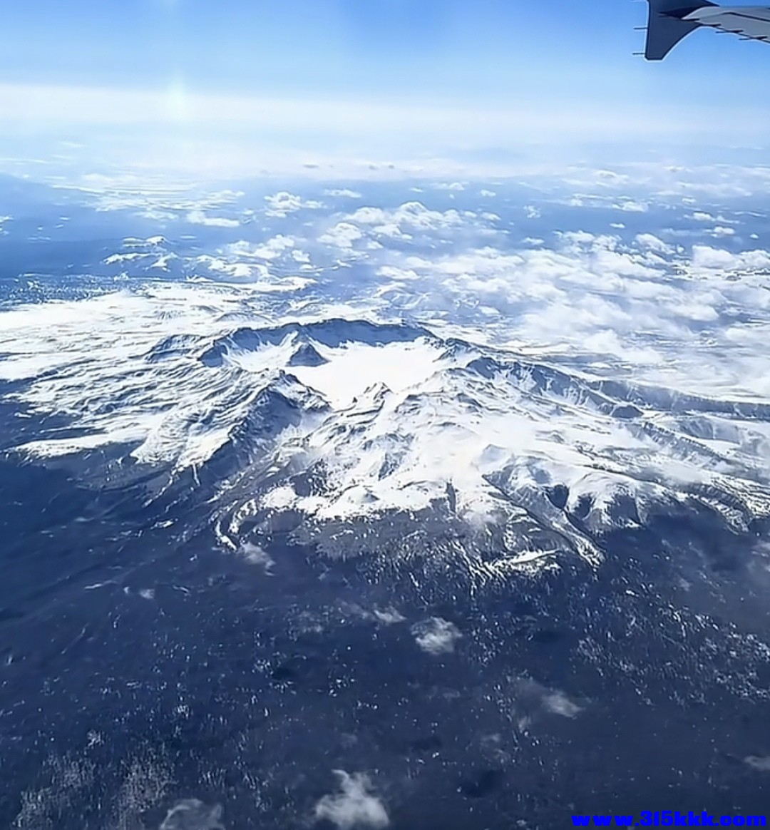 图七：长白山大天池鸟瞰图