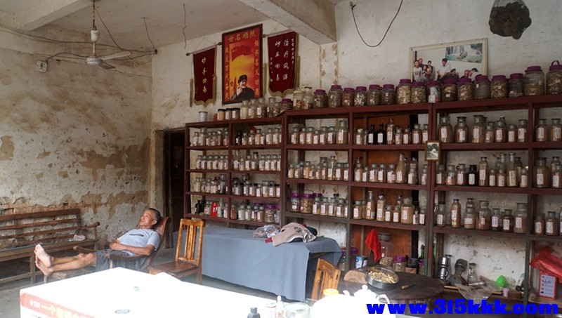 四代传承的古镇老中医，墙上的的照片和锦旗是曾经的辉煌.jpg