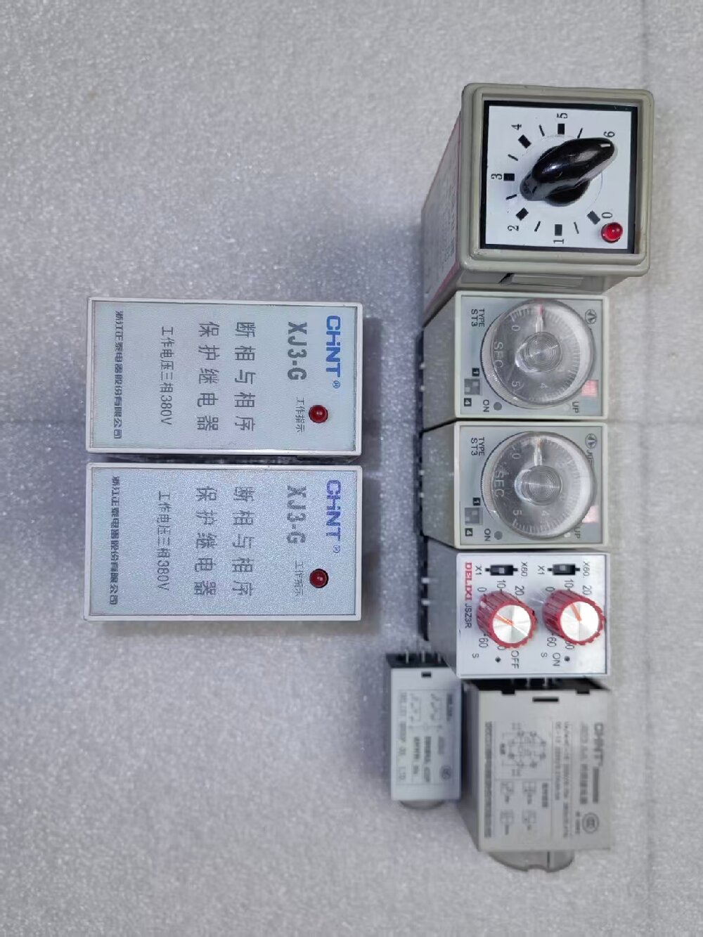 出6个时间继电器和2个缺相保护继电器