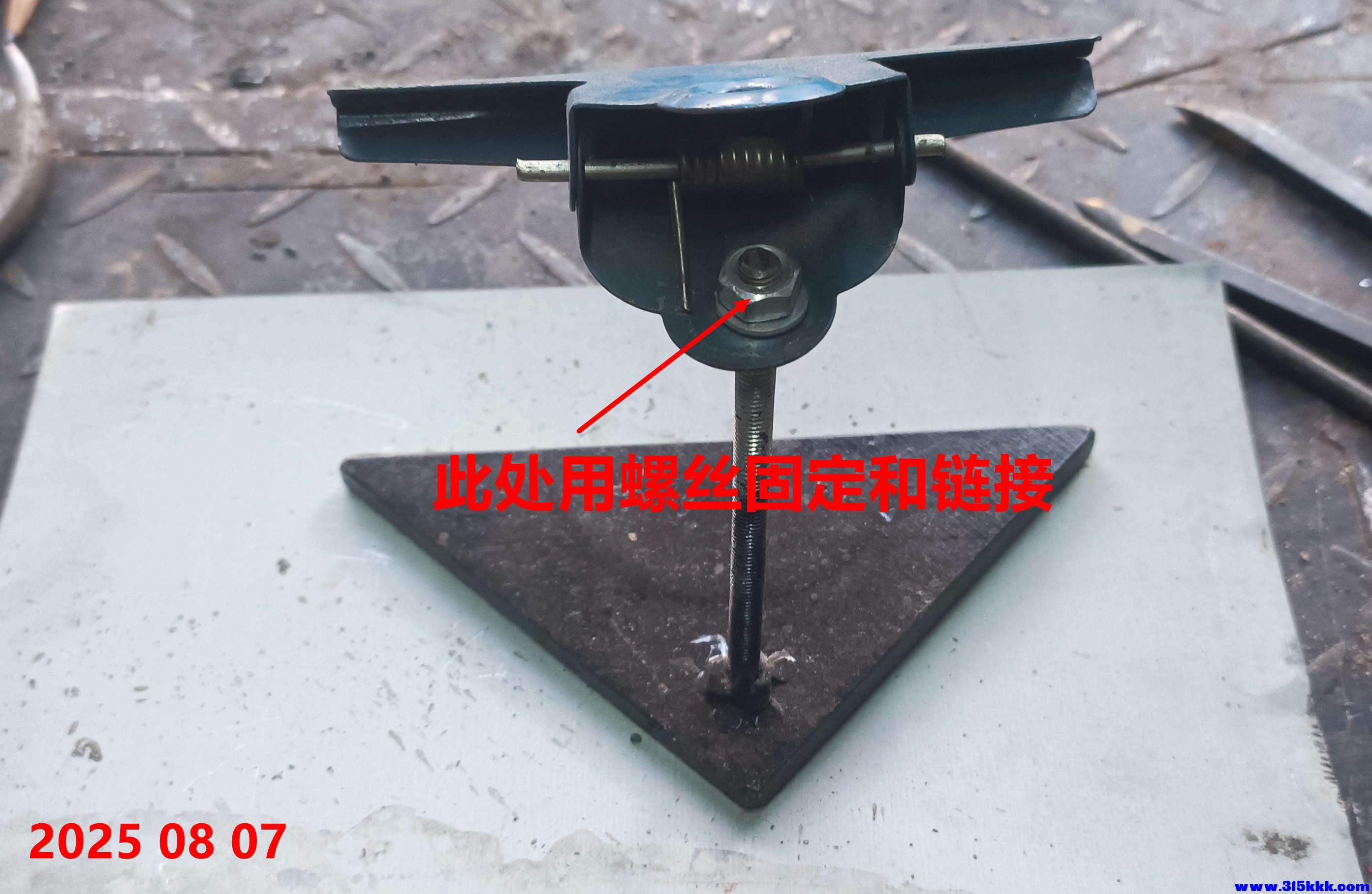 图九：电路板固定夹