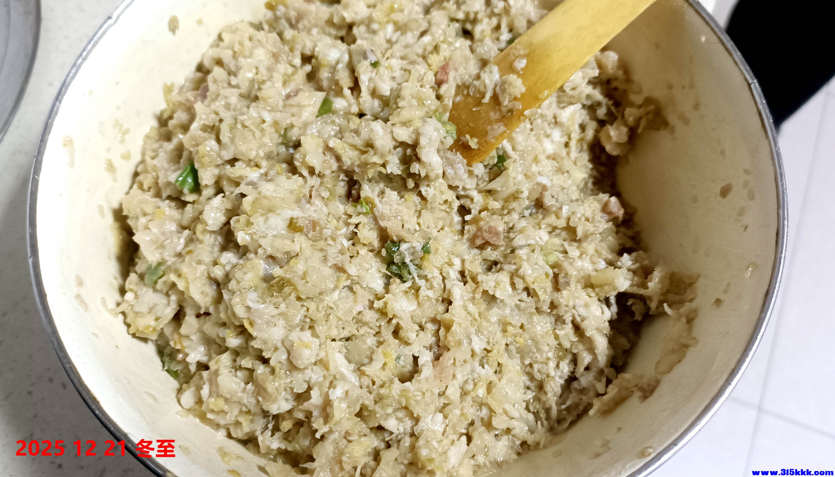 图二：酸菜猪肉馅料