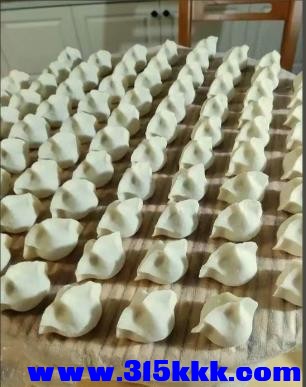 图三：多数人包的饺子，这样包饺子速度快