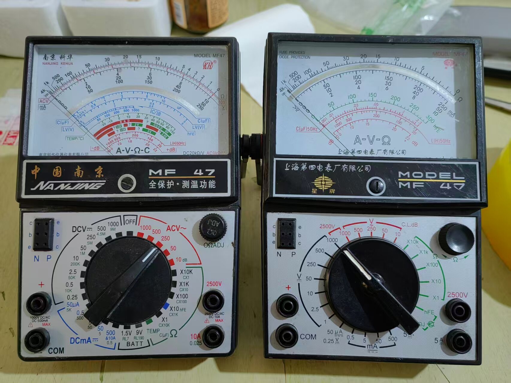 出两块MF47万用表