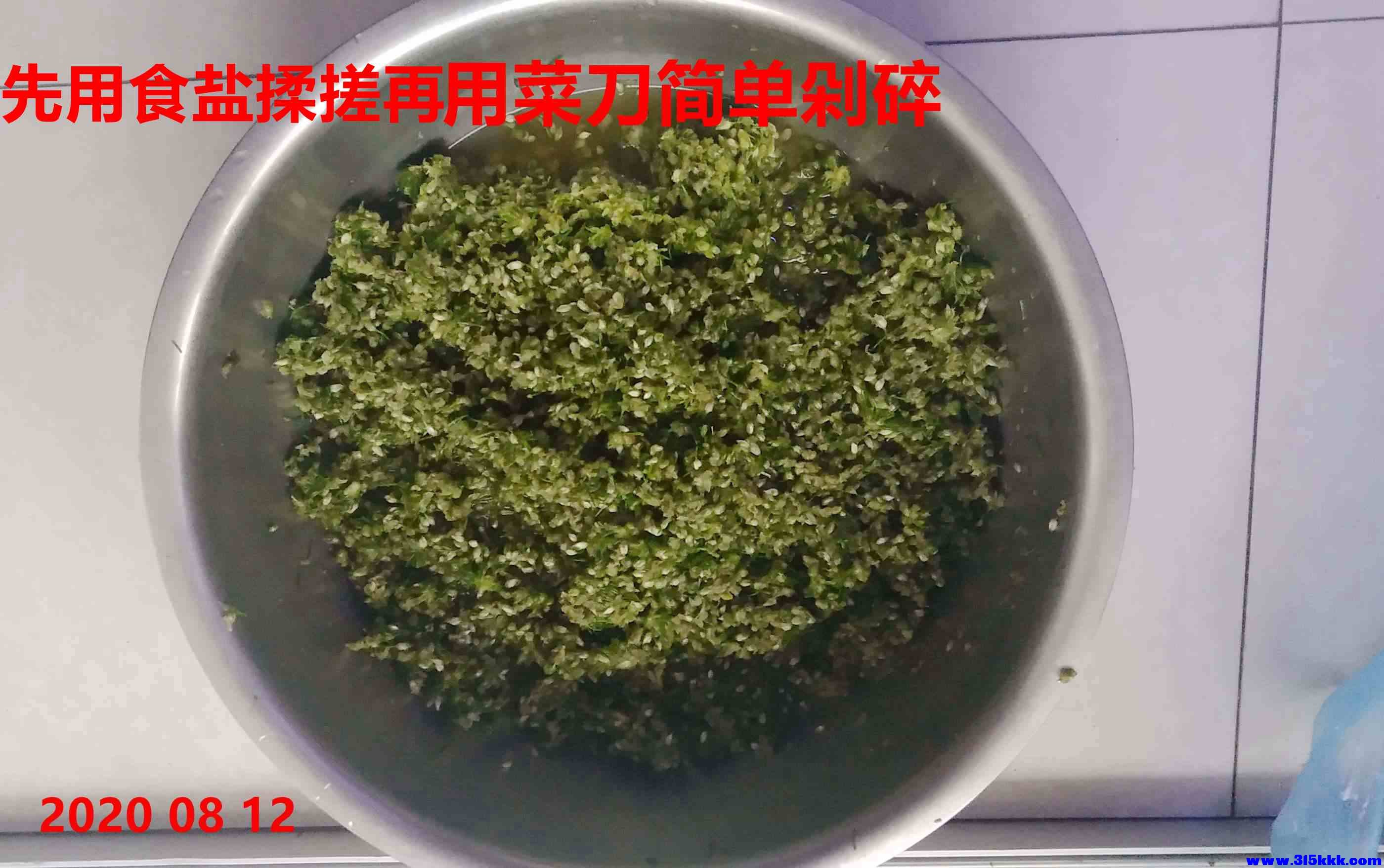 图三：加盐揉搓剁碎的韭菜花